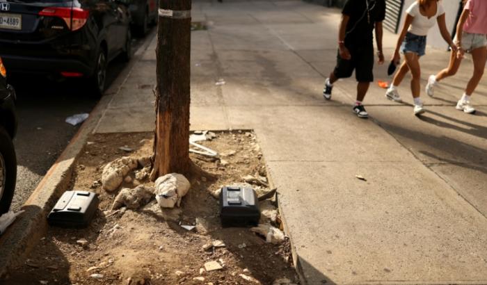 Ces boites noires dans une rue de New York le 1er août 2025 doivent, par une méthode contraceptive, faire baisser la population de rat dans la ville