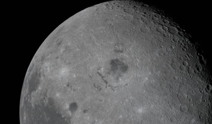 Image diffusée le 7 avril 2026 par la Nasa montrant la Lune, avec le bassin Oriental visible en son centre, et une tache noire de lave ancienne, observée depuis le vaisseau spatial Orion le 6 avril 2026