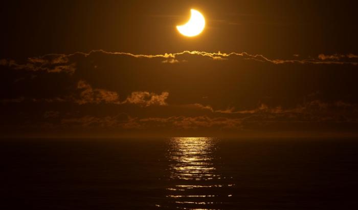 Eclipse de soleil partielle à New Brighton, en Nouvelle-Zélande, le 22 septembre 2025