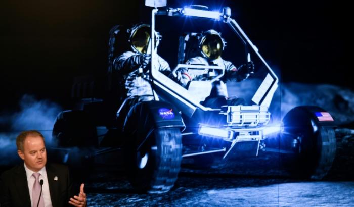Drei US-Unternehmen konkurrieren um die Entwicklung eines Mondfahrzeugs für die noch in diesem Jahrzehnt geplante bemannte Mondmission Artemis 5: Das im US-Bundesstaat Texas ansässige Unternehmen Intuitive Machines, Lunar Outpost aus Colorado sowie Venturi Astrolab aus Kalifornien.