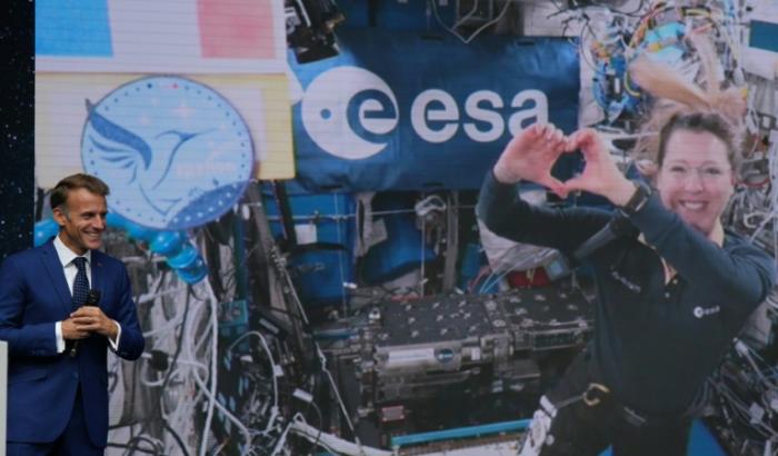 FLe président Emmanuel Macron et l'astronaute française Sophie Adenot lors d'une liaison vidéo en direct depuis la Station spatiale internationale (ISS), pendant le Sommet international sur l'Espace à Paris, le 10 septembre 2026