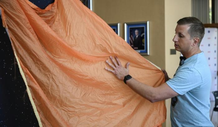 Jared Daum, ingénieur aérospatial de la Nasa, présente le système de parachutes du vaisseau spatial Orion le 9 avril 2026 au Centre spatial Johnson à Houston, au Texas