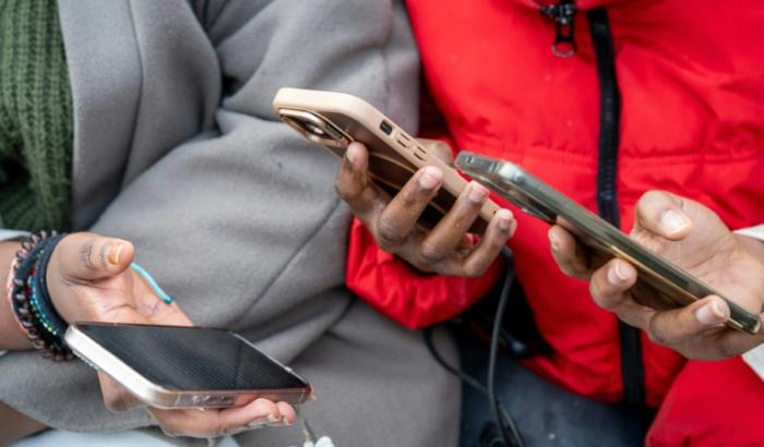 Dans de nombreux pays, le nombre d'enfants par femme baisse. Deux études américaines publiées récemment montrent du doigt un même suspect: le smartphone