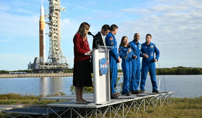 De hauts responsables de la Nasa et l'équipage d'Artémis 2 parlent à la presse le 17 janvier 2026 au Centre spatial Kennedy en Floride