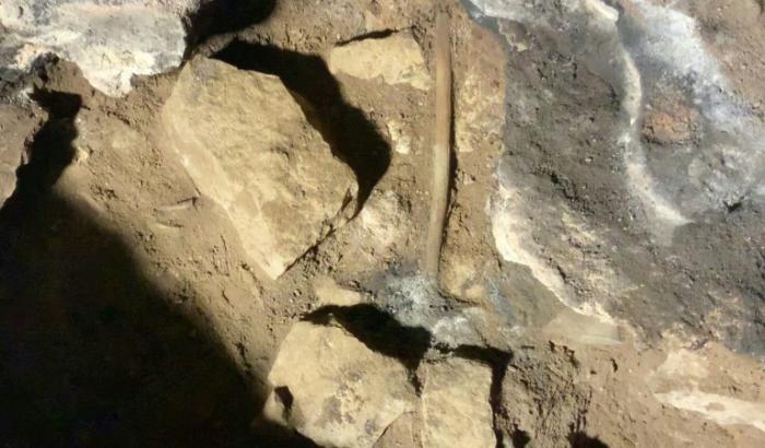 Photo fournie par l'association GLaWAC ,le 1er juillet 2024, montrant l'un des deux bâtons trouvés dans un ancien foyer de feu, dans la grotte de Cloggs, dans le sud-est de l'Australie