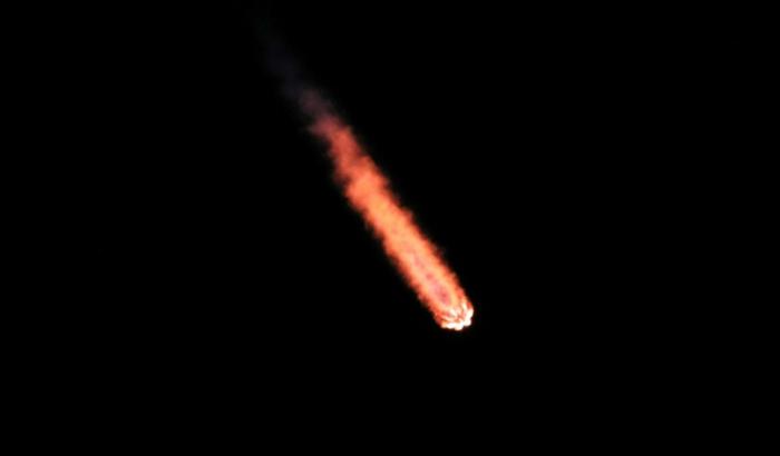 Une fusée Falcon 9 de SpaceX, transportant les robots lunaires Blue Ghost de Firefly Aerospace et Resilience d'ispace, se met en orbite après avoir décollé du Centre spatial Kennedy à Cap Canaveral, le 15 janvier 2025 en Floride