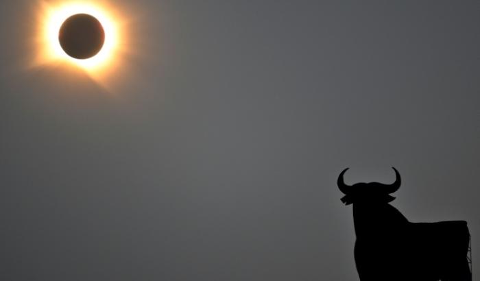 Erstmals seit zwanzig Jahren hat es auf dem europäischen Festland wieder eine totale Sonnenfinsternis gegeben. Am Mittwochabend war ein Teil Spaniens in Dunkelheit getaucht, als sich der Mond vor die Sonne schob und einen Schatten auf die Erde warf.
