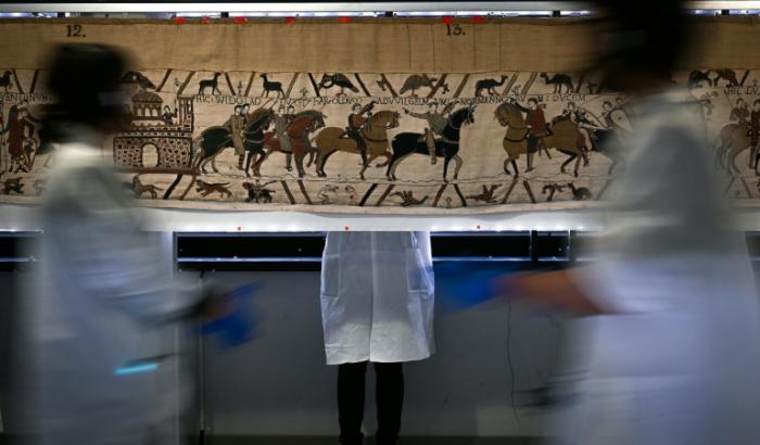 Deutschland hat zwei Fragmente des berühmten Wandteppichs von Bayeux an Frankreich zurückgegeben. Sie waren im Archiv eines deutschen Textilspezialisten gefunden worden.