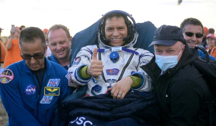 Photo diffusée par la Nasa le 27 septembre 2023 de l'astronaute américain Frank Rubio (c), de l'équipage de la Station spatiale internationale (ISS), transporté vers une tente médicale après son atterrissage à bord de la capsule Soyouz MS-23 dans une zone reculée près de la ville de Dzhezkazgan, au Kazakhstan