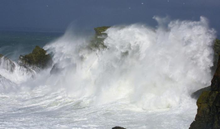 Im Meer vor der bretonischen Küste haben französische Wissenschaftler eine etwa 7000 Jahre alte und 120 Meter lange Granitmauer entdeckt.