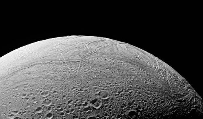 Ein kleiner Saturnmond könnte die notwendigen Bedingungen für außerirdisches Leben bieten: Zum ersten Mal haben Forschende in Eispartikeln aus einem nicht auf der Erde gelegenen Ozean komplexe organische Moleküle nachweisen können.