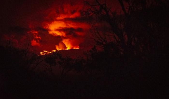 De la lave s'échappe du Mauna Loa, plus gros volcan actif du monde, le 28 novembre 2022, après 38 ans sans éruption.