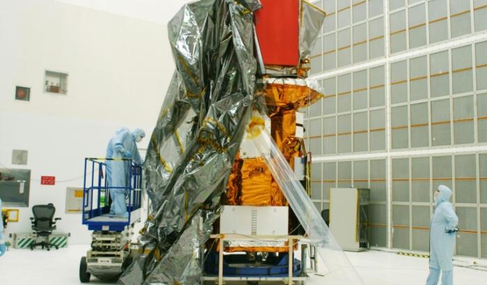 Photo fournie par la NASA le 31 juillet 2004 du télescope Swift en cours de déballage dans un hangar de la base de l'US Air Force de Cap Canaveral, au Kennedy Space Center, en Floride