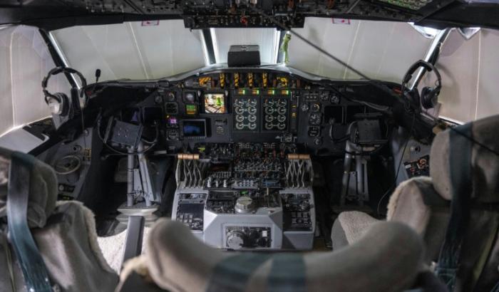 Le cockpit de l'avion WP-3D Orion, surnommé "Kermit", volant dans les ouragans pour l'Agence américaine d'observation océanique et atmosphérique (NOAA), à Arlington en Virginie le 3 juin 2024