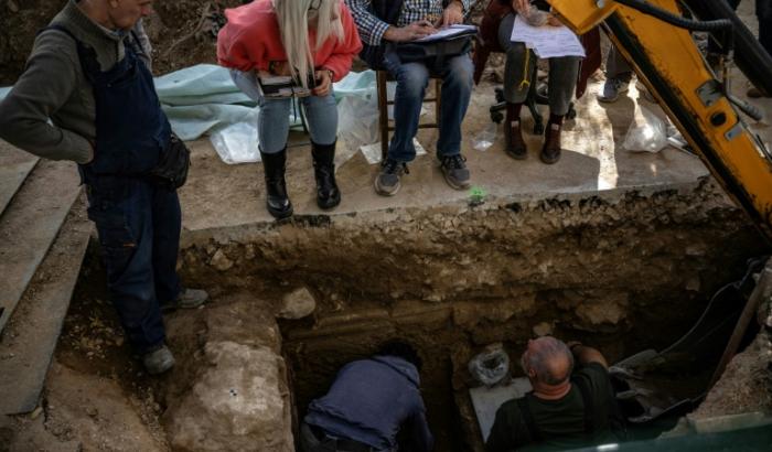 Bauarbeiter haben in Athen eine Marmorstatue und andere Fundstücke aus der Römerzeit ausgegraben. Das griechische Kulturministerium teilte mit, die Objekte seien bei Grabungen zum Verlegen von Gasleitungen am Fuß der Akropolis gefunden worden.