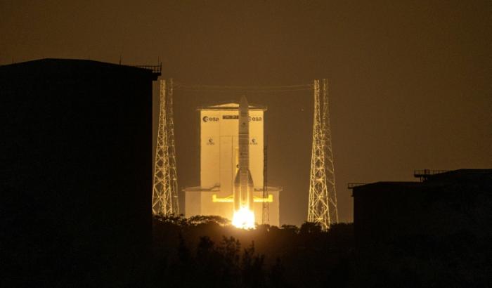 La fusée européenne Ariane 6, emportant un deuxième lot de 32 satellites Amazon Leo, décolle du Centre spatial guyanais de Kourou, en Guyane, le 30 avril 2026
