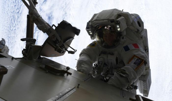 Image fournie par l'ESA, prise le 25 août 2026, de l'astronaute française Sophie Adenot lors d'une sortie dans l'espace pour des réparations sur l'ISS