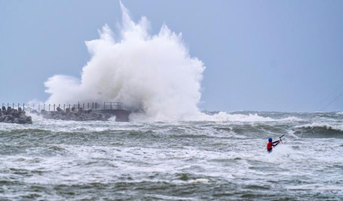 Extrem hohe Wellen sind in der deutschen Nordsee nach Erkenntnissen von Wissenschaftlern häufiger als gedacht. Eine von etwa 5800 Wellen vor der Insel Norderney ist eine sogenannte Monsterwelle oder Freak Wave.