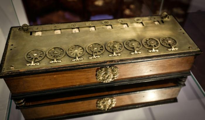 Une Pascaline dite d'arpentage, machine à calculer inventée par Blaise Pascal, est exposée le 11 septembre 2025 à Paris chez Christie's en vue de sa vente aux enchères