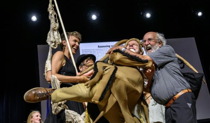Le journaliste scientifique suisse Atlant Bieri (centre) échange avec Michel Mayor (droite), lauréat du prix Nobel de physique 2019, aux côtés de la biotechnologiste suisse Pia Viviani (gauche), lors de la cérémonie des prix Ig Nobel 2026 à Zurich, le 3 septembre 2026