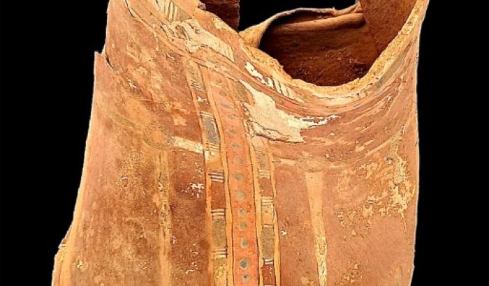 Photo diffusée par le ministère égyptien du Tourisme et des Antiquités, le 24 juin 2024, montrant le fragment d'un sarcophage découvert sur le site de 33 tombes anciennes près d'Assouan, dans le sud de l'Égypte