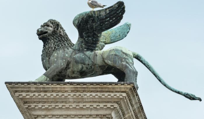 Une statue de lion ailé au sommet d'une colonne sur la place Saint-Marc à Venise, le 20 juin 2015