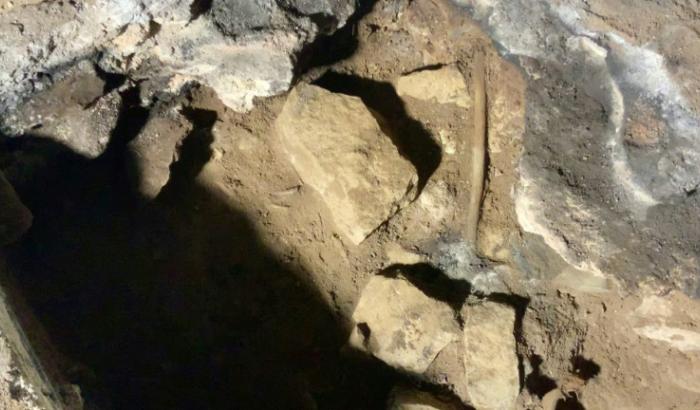 Ein Heilritual der australischen Ureinwohner ist Forschern zufolge über 12.000 Jahre und von hunderten Generationen quasi unverändert weitergegeben worden. Beweis dafür sind zwei leicht verbrannte und von Fett überzogene Holzstäbe, die in einer Höhle im Südosten Australiens gefunden wurden.