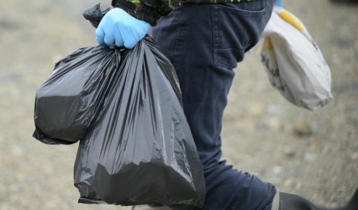 Des scientifiques de l'Institut Malbran, des représentants du ministère de la Santé de la province de Terre de Feu et des membres de l'Administration des parcs nationaux transportent des souris piégées, près d'Ushuaia, en Argentine, le 18 mai 2026