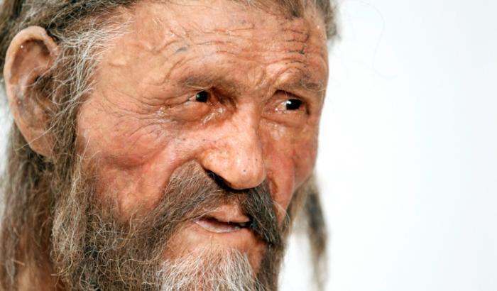 Une statue représentant Ötzi, exposée au Musée archéologique de Bolzano le 28 février 2011