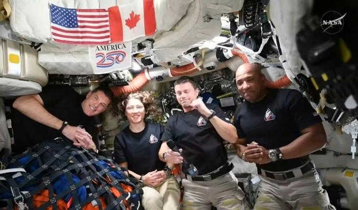 TImage tirée d'une diffusion en direct de la Nasa montrant les membres d'équipage d'Artemis II, Jeremy Hansen, Christina Koch, Reid Wiseman et Victor Glover, en train de parler avec le président américain Donald Trump par téléphone à bord du vaisseau spatial Orion, le 6 avril 2026