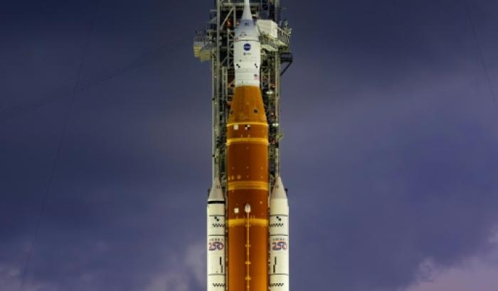 Le lanceur Artémis II et le vaisseau Orion en attente sur le pas de tir du Centre spatial Kennedy, le 31 mars 2026 à Cape Canaveral, en Floride