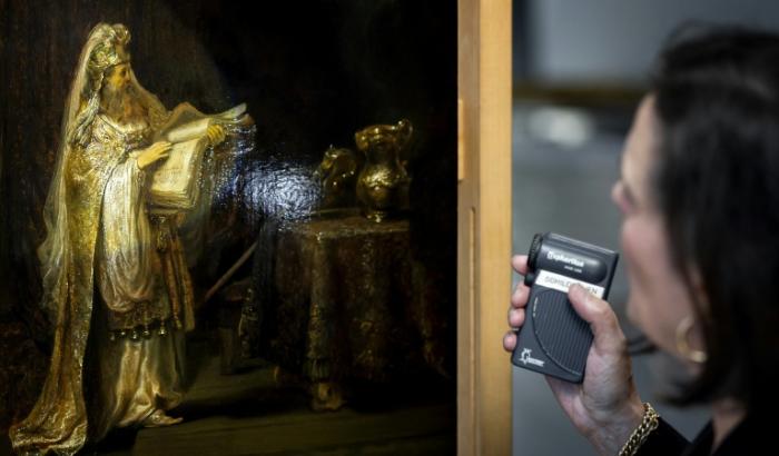 Kunstexperten des Rijksmuseum in Amsterdam haben ein bisher unbekanntes Gemälde des niederländischen Malers Rembrandt entdeckt. Dank fortschrittlichster Technik hätten die Wissenschaftler die Echtheit des Werks bestätigen können.