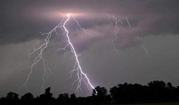 Der längste Blitz der Welt erstreckte sich über 829 Kilometer - dies hat die Weltorganisation für Meteorologie (WMO) bestätigt. Das Rekord-Wetterereignis wurde am 22. Oktober 2017 im Bereich der Great Plains in den USA beobachtet.