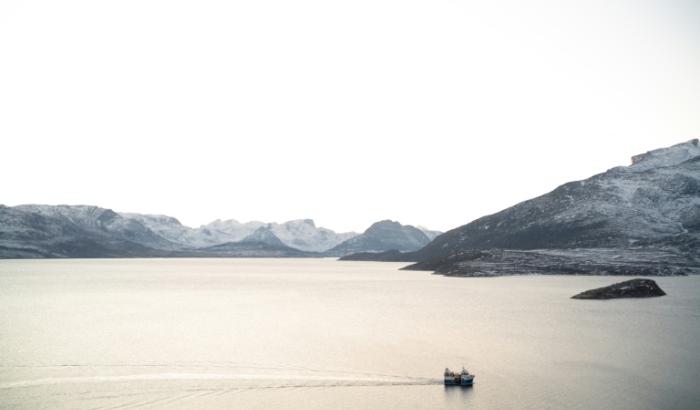 Un bateau de pêche, vu depuis le village de Kapisillit, au Groenland, le 13 février 2026.