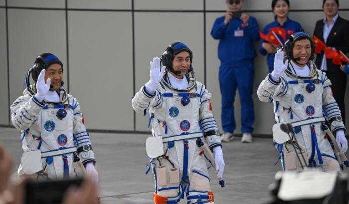 Les trois astronautes (de G à D) Li Guangsu, Ye Guangfu and Li Cong, le 25 avril 2024 à Jiuquan