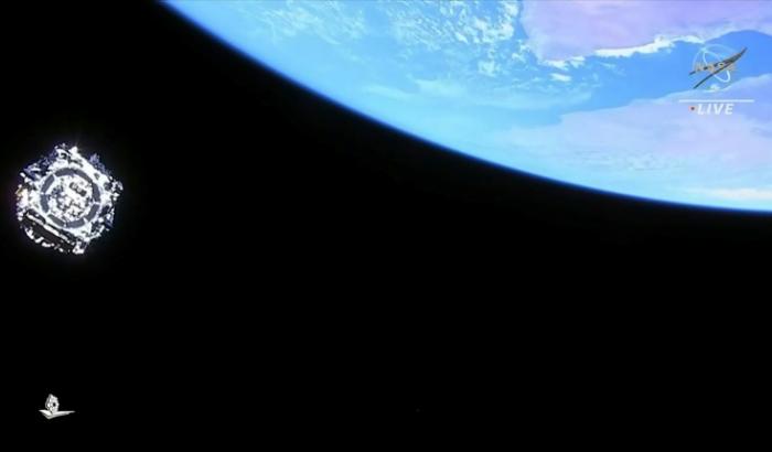Forscher haben im All erstmals ein Schwarzes Loch entdeckt, das von einer Gashülle umgeben ist und wie ein energiereicher Stern leuchtet. Das US-geführte Team entdeckte das neuartige astronomische Objekt mithilfe des James-Webb-Weltraumteleskops.