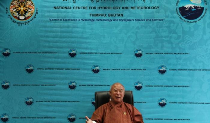 Karma, principal glaciologue du Bhoutan, dans son bureau à Thimphu, le 31 août 2026