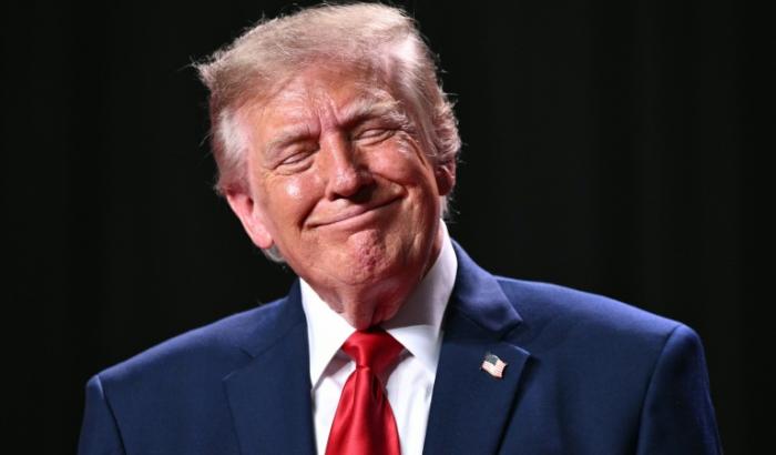 US-Präsident Donald Trump hat allen gedroht, die weiterhin von "Künstlicher Intelligenz" (KI) sprechen. Wer nicht den neuen Begriff "Superintelligenz" nutze, sei nach Ansicht des Weißen Hauses "ein Feind", erklärte Trump.