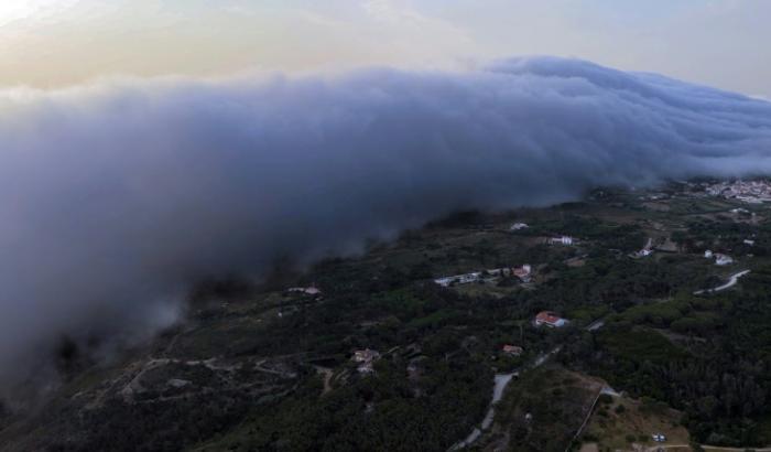 Strandbesucher im Zentrum und Norden Portugals sind kürzlich Augenzeugen eines seltenen Phänomens geworden: Eine sogenannte "Rollwolke" habe sich vom Horizont auf die Küste zubewegt, teilte die nationale Wetterbehörde (IPMA) auf Facebook mit.
