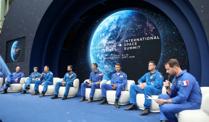 Des astronautes réunis à l'occasion d'une conférence au Sommet international spatial à Paris le 9 septembre 2026