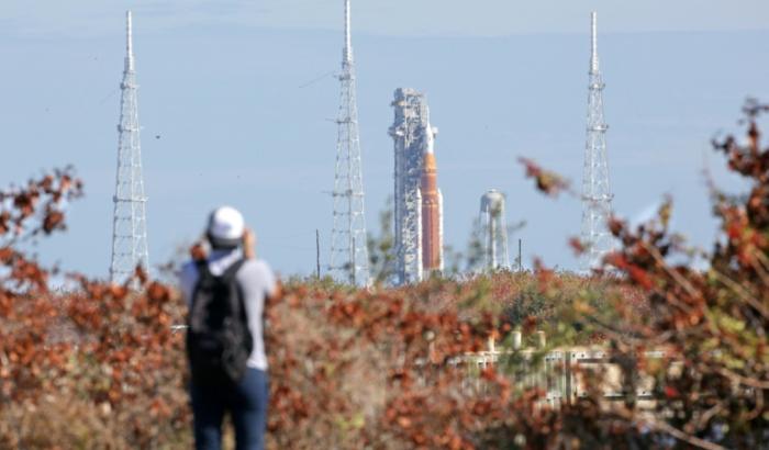 Nach wochenlanger Verzögerung bereitet die US-Raumfahrtbehörde Nasa für Anfang April den nächsten Startversuch für die Artemis-2-Mission Richtung Mond vor. Die Riesenrakete SLS werde derzeit aus dem Hanger zur Startrampe gebracht, teilte die Nasa mit.