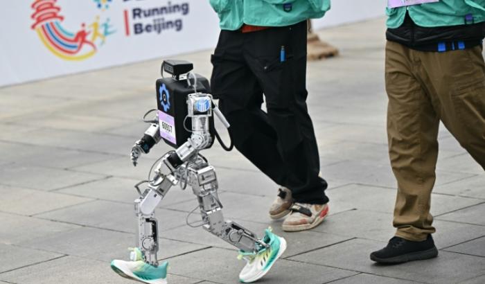 Un robot participe au semi-marathon des robots humanoïdes à Pékin, le 19 avril 2025