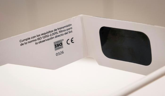 Des lunettes d'observation d'éclipse, certifiées conformes à la norme de sécurité internationale ISO 12312-2:2015 en vente chez un opticien à Palma de Majorque, le 25 juin 2026 en Espagne