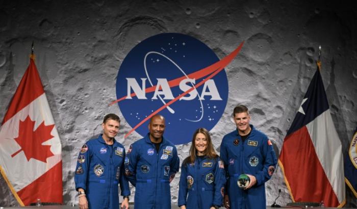 L'équipage de la mission Artémis II lors d'une conférence de presse au Johnson Space Center à Houston au Texas le 16 avril 2026