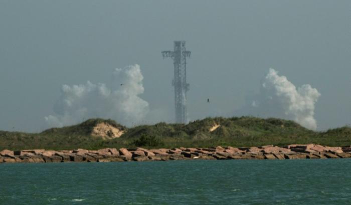 La fusée Starship de SpaceX avant son lancement prévu depuis Starbase, lors du 13e vol d'essai à South Padre Island, au Texas, le 16 juillet 2026