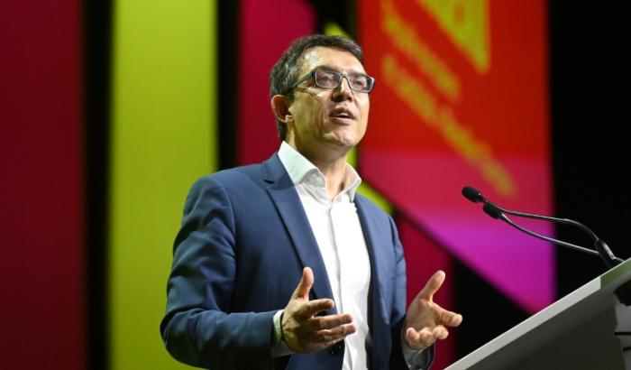Christophe Clergeau, député européen du Parti socialiste (PS), prend la parole lors d'un meeting électoral à Saint-Herblain, dans l'Ouest de la France, le 13 avril 2024