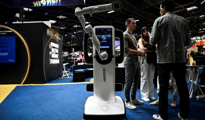 Un robot de la société française SquareMind utilisé pour améliorer le dépistage du cancer de la peau, visible lors du récent salon Vivatech à Paris, le 22 mai 2024