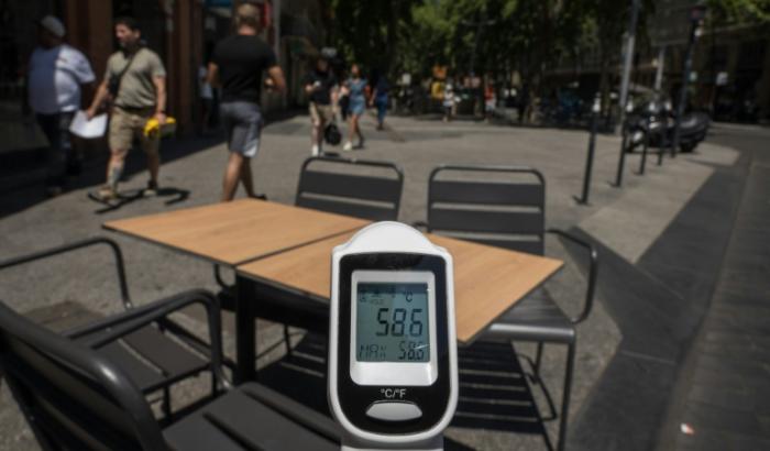 Un thermomètre affiche une température de 58,6°C sur la table d'un café à Toulouse, le 23 juin 2026 lors d'un épisode de canicule en France et en Europe