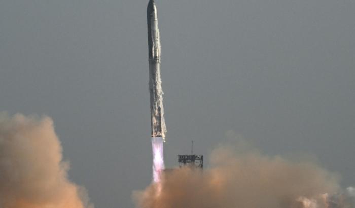 Nach Explosionen bei mehreren Testflügen der Mega-Rakete Starship hat das US-Raumfahrtunternehmen SpaceX einen neunten Testflug gestartet. Die Riesenrakete hob am Dienstag um 18.36 Uhr Ortszeit (01.36 Uhr MESZ) vom unternehmenseigenen Weltraumbahnhof Starbase in Texas ab.