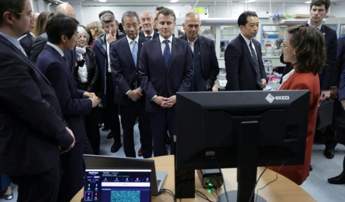 Le président français Emmanuel Macron (C) visite les installations du LIMMS, en partenariat avec le laboratoire international de recherche français CNRS à Tokyo ,le 1er avril 2026